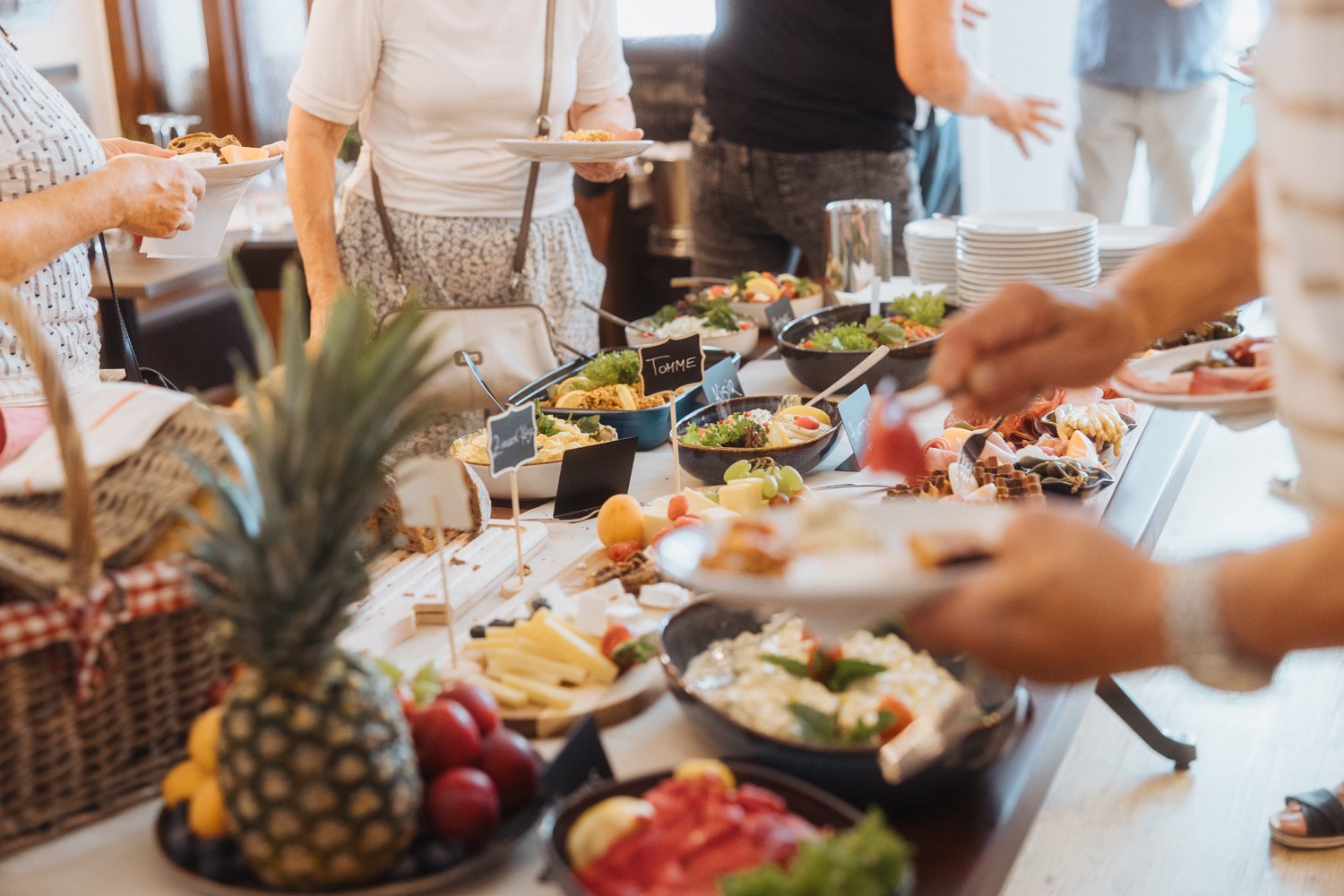 Buntes Catering Buffet und Meze-Tisch
