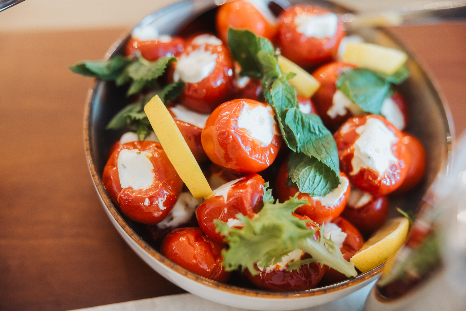 Gefüllte Peperoni mit Feta und anatolische Dips